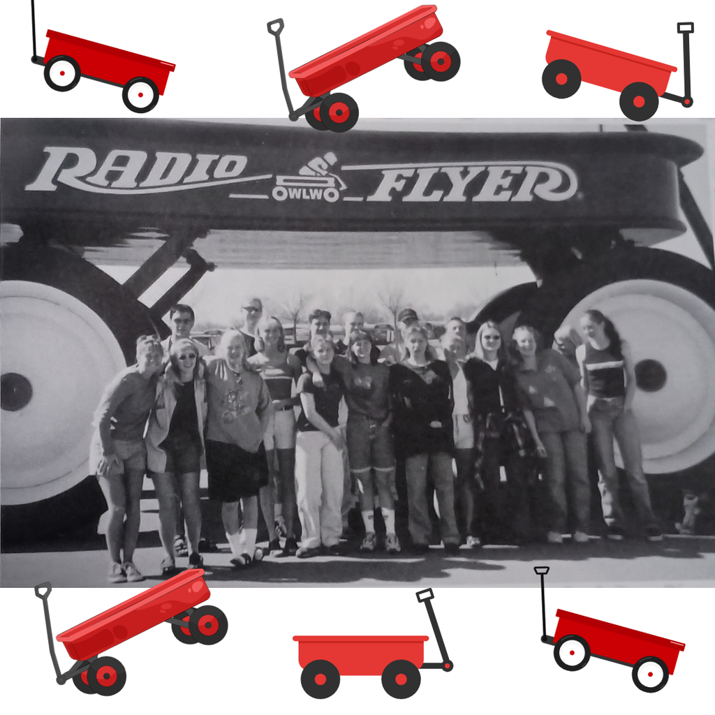 1999 seniors standing in front of a large radio flyer wagon