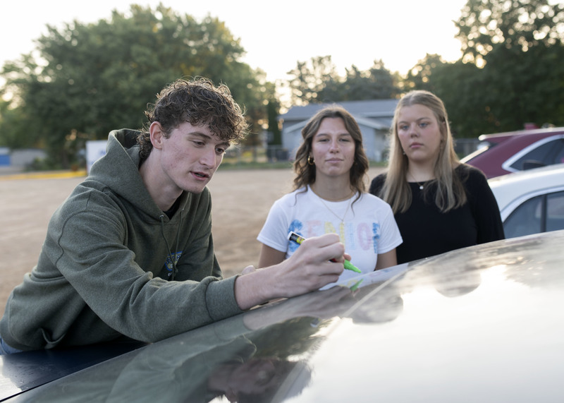 Mons writes on car