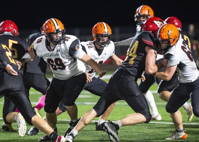 Max Esser tackle