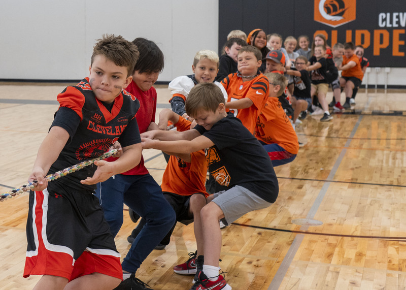 Fourth graders tug o' war