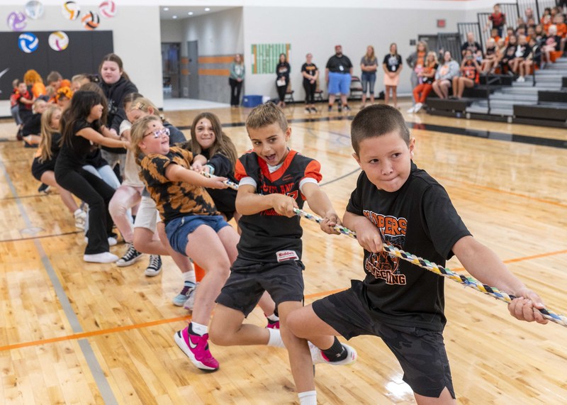 Fourth graders tug o' war