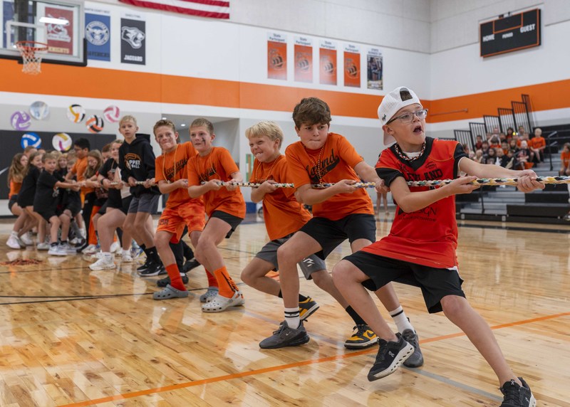 Fifth graders tug o' war