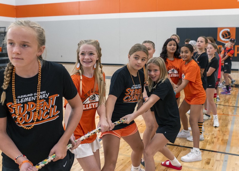 Sixth graders tug o' war