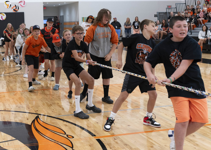 Sixth graders tug o' war