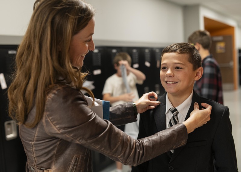 Adjusting suit jacket