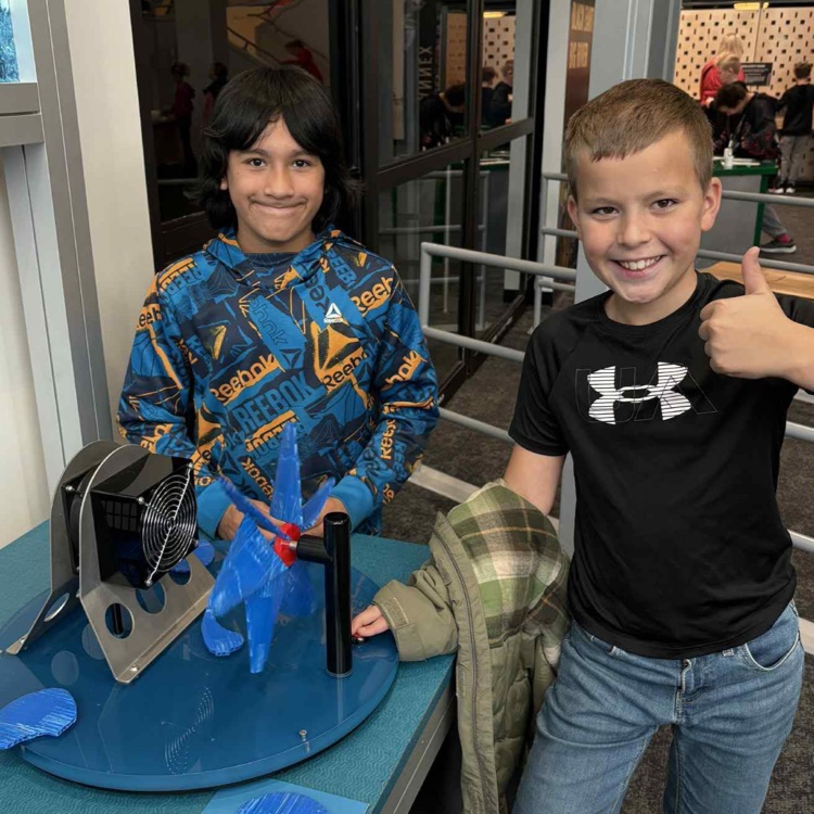 putnam museum - students thumbs up