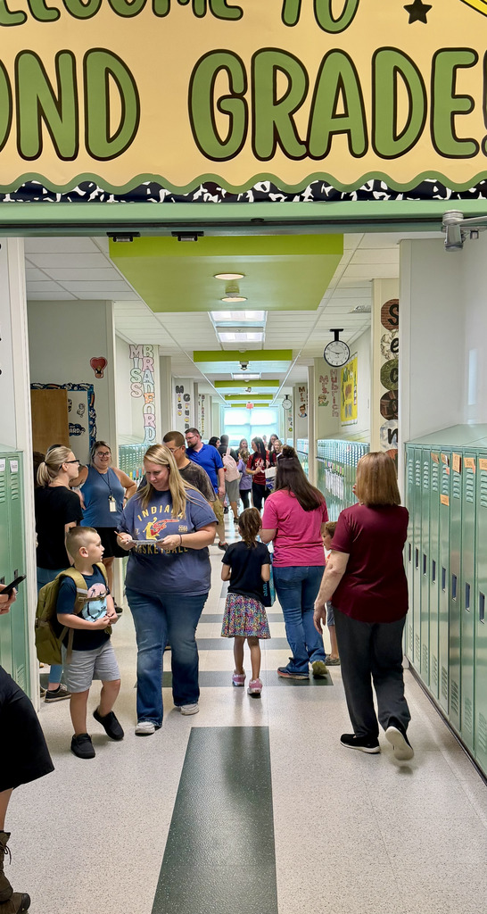 Students snad parents in the 3rd grade hallway 