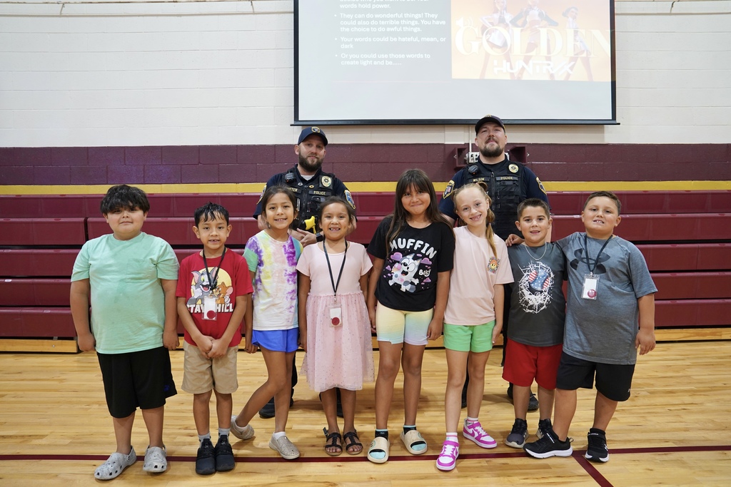 SW students with Officer Whitten and Officer Wilson