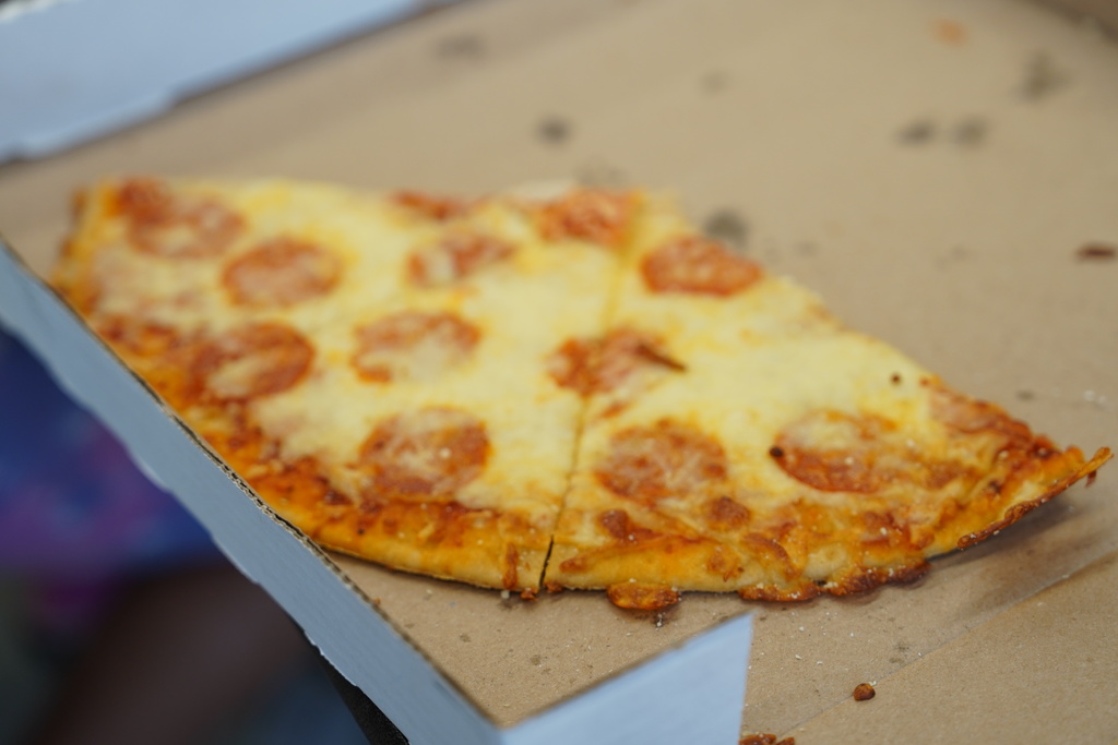 SW students making and eating pizza