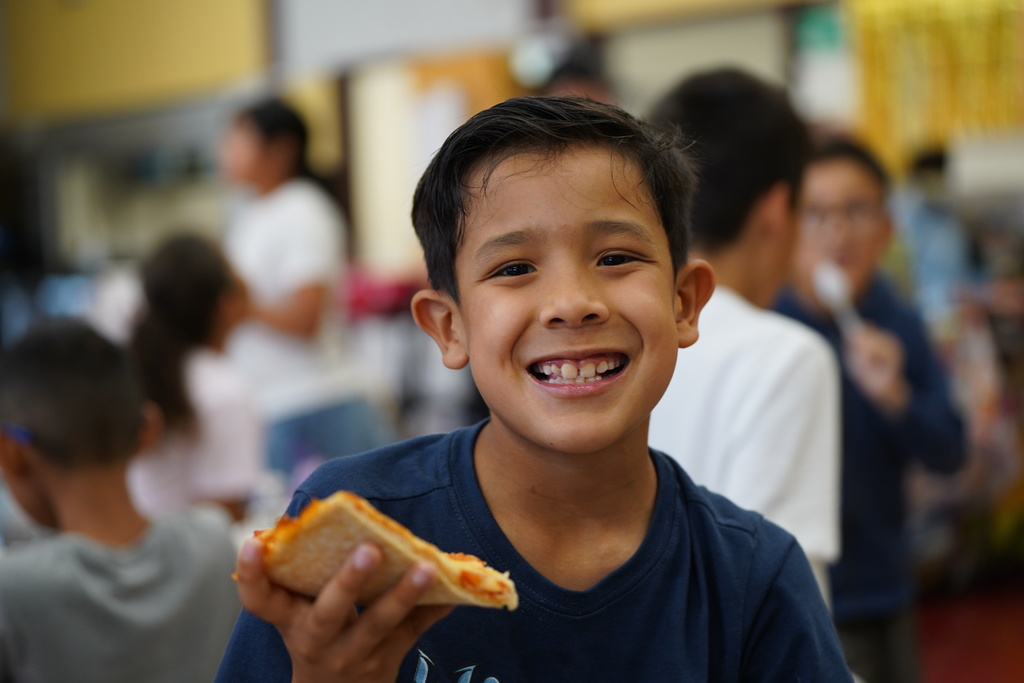 SW students making and eating pizza
