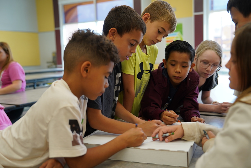 SW students decorating a pizza box