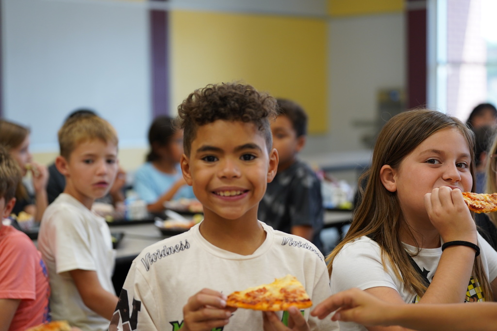 SW students making and eating pizza