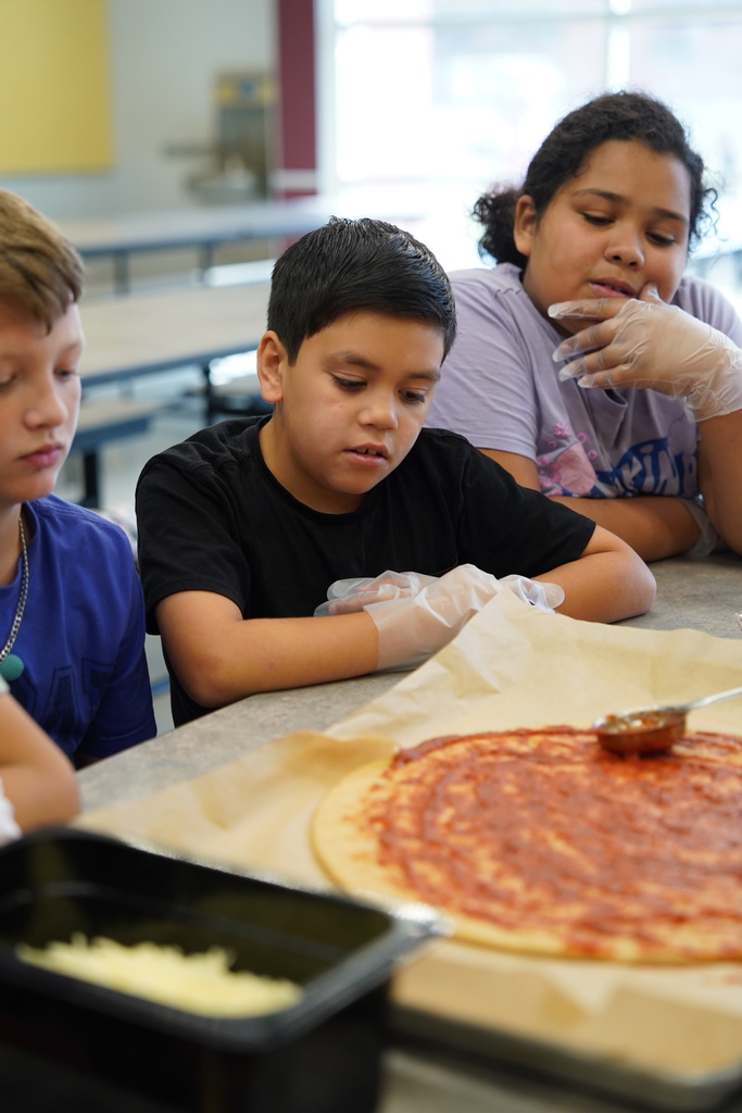 SW students making and eating pizza