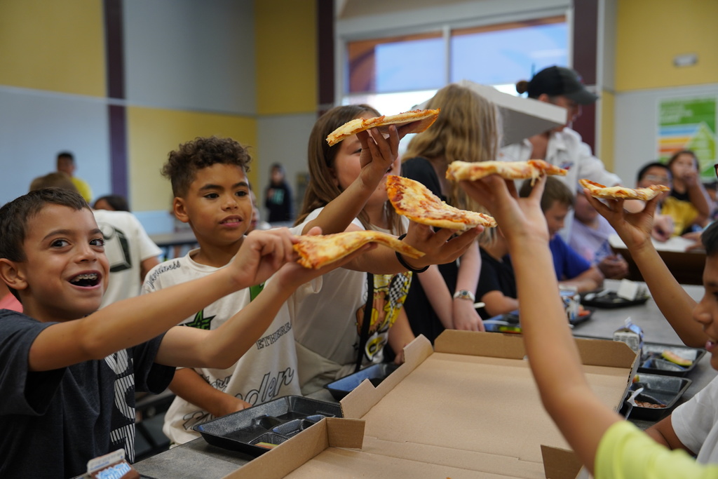 SW students making and eating pizza