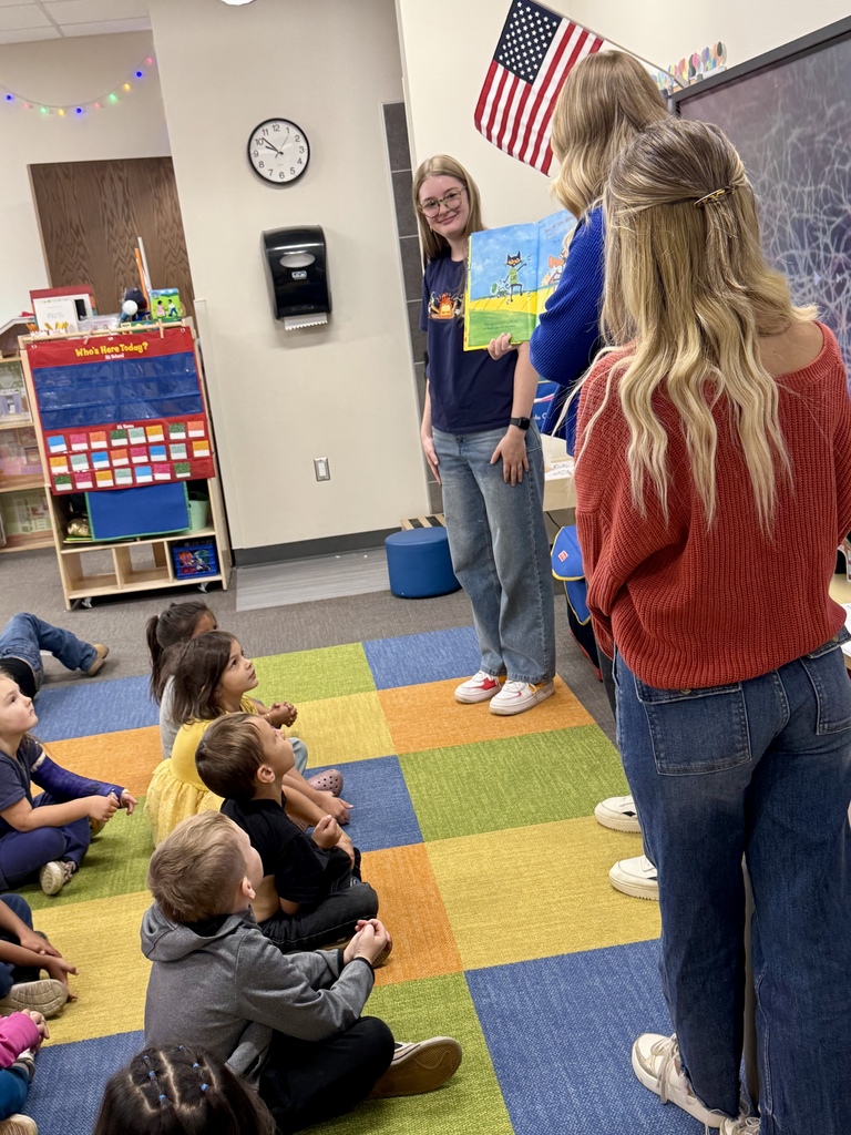 SWOSU future teachers reading to Nance Pre-K students