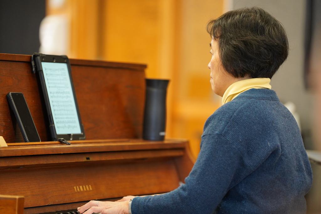 Dr. Lee playing the piano at the high school.