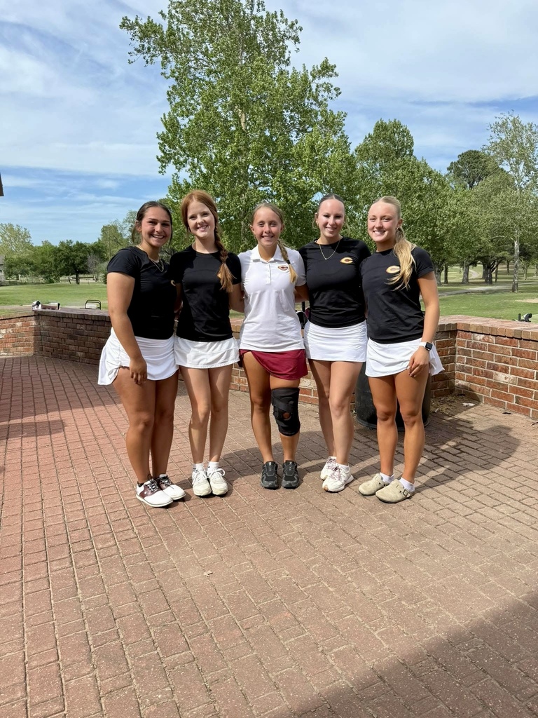 Lady Reds Golf Team at Regionals