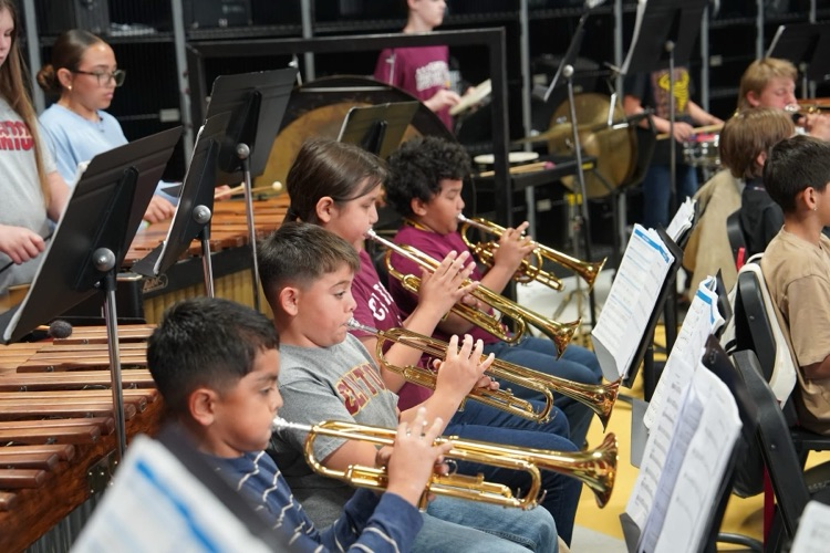6th grade trumpet players playing