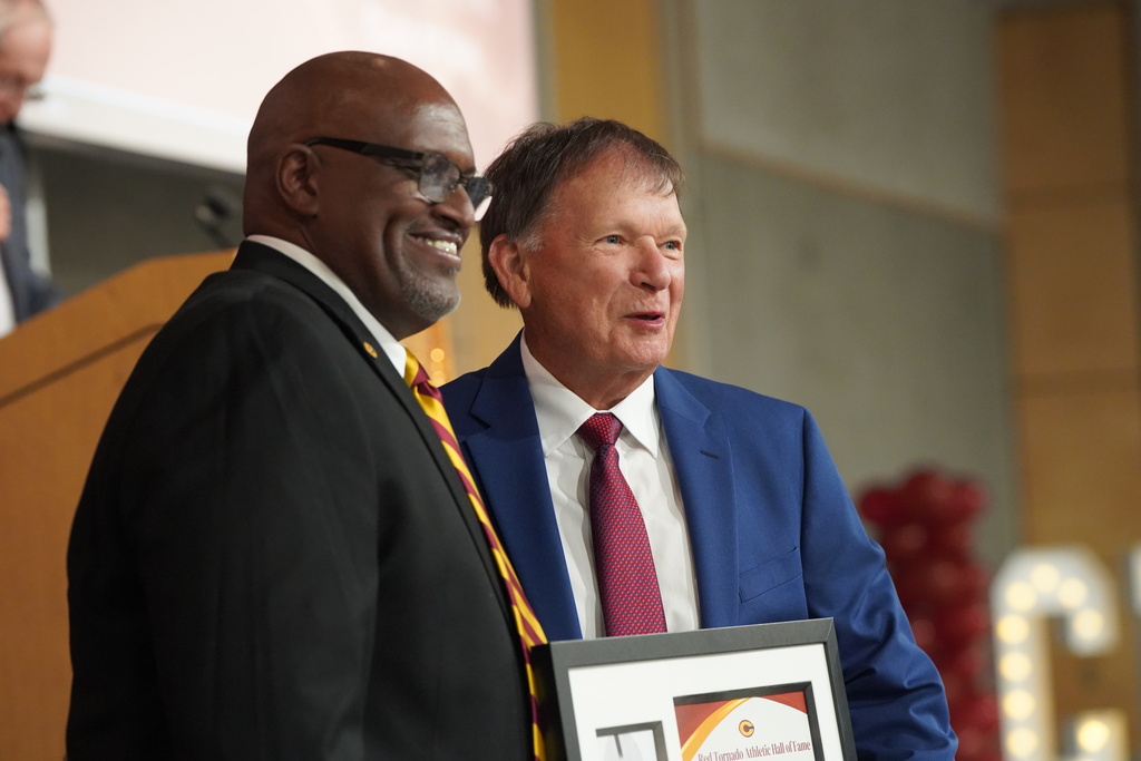 Coach Jefferson presenting award to Hall of Fame inductee