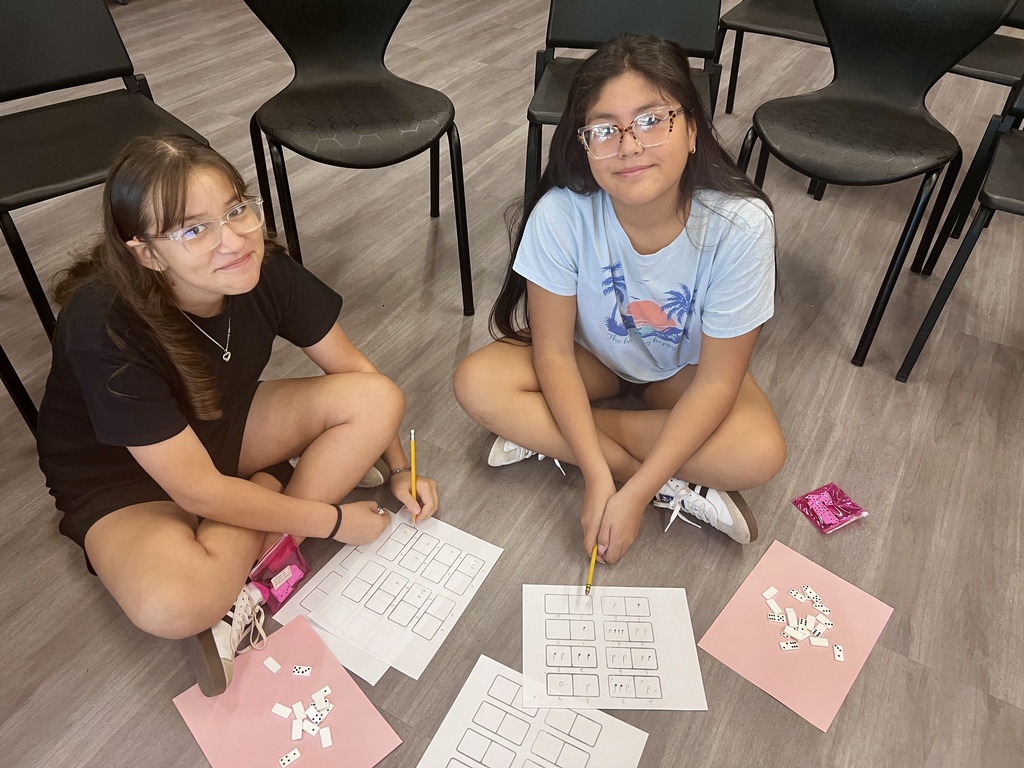 2 students practicing patterns in music class