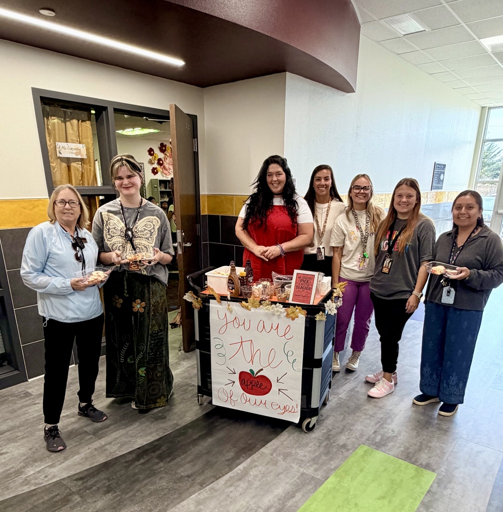 7 teachers posing with the apple cart