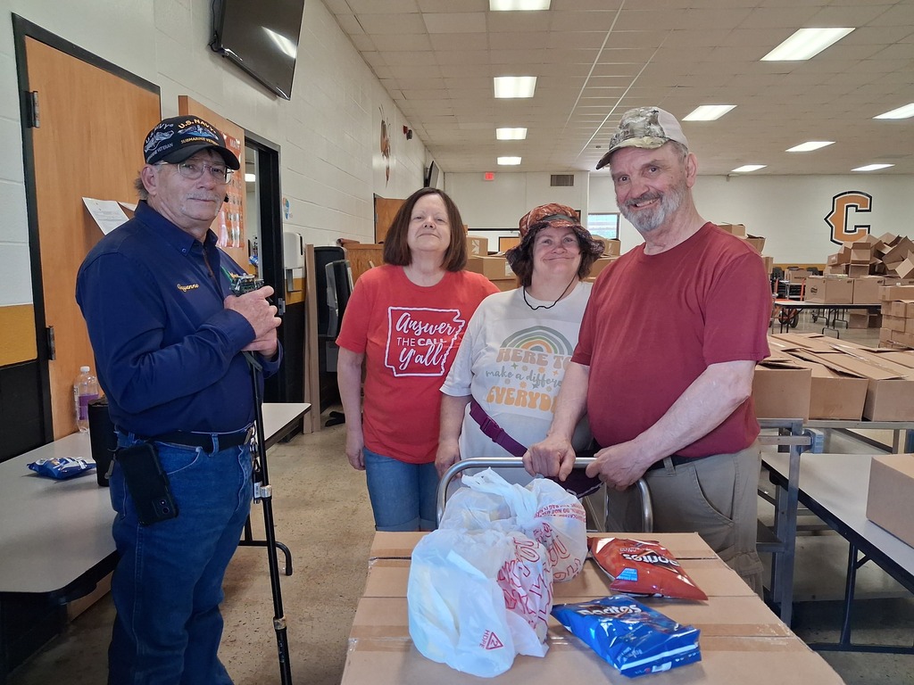 people bagging food