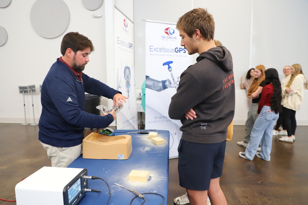 students learn about the capabilities of surgical robots