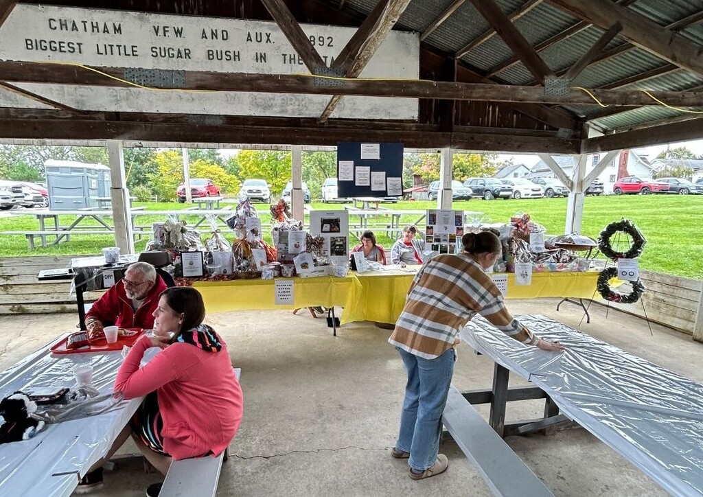 Emerald Key members wiping tables