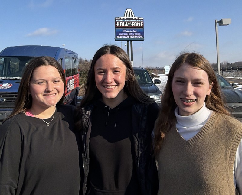Key Club students in front of Pro Football Hall of Fame sign