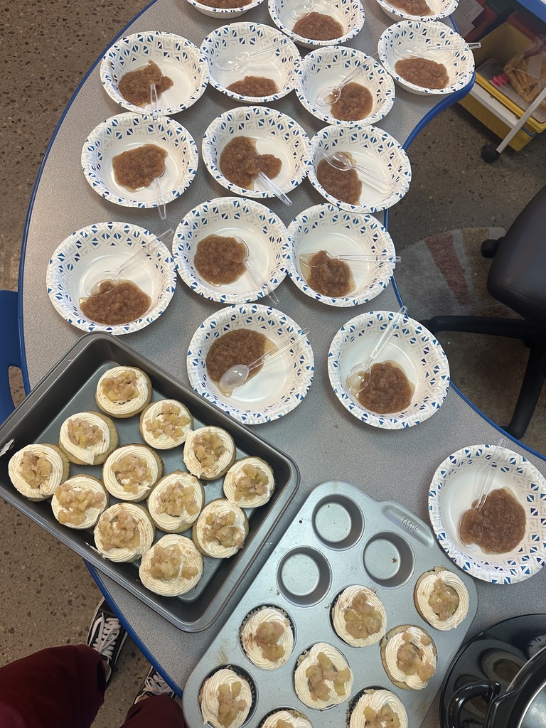Apple sauce and cupcakes 