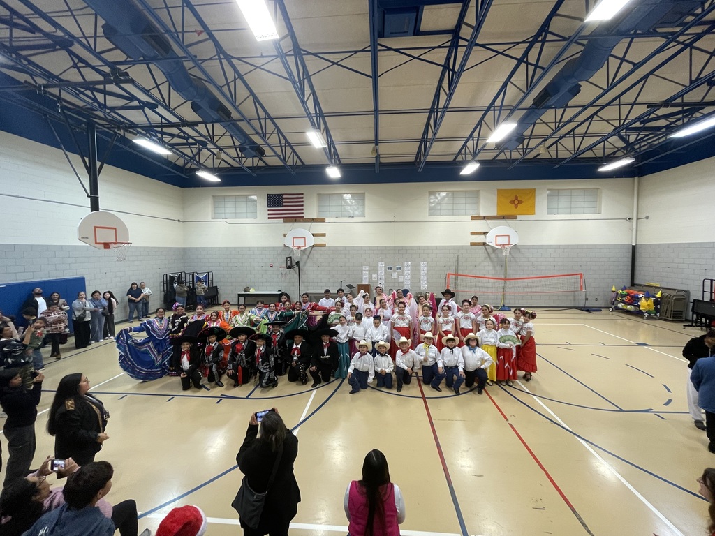 Group photo of all Folkolrico Dancers