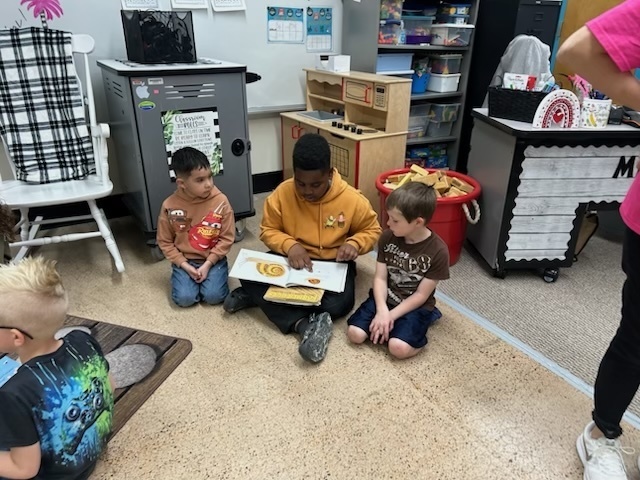 fourth graders reading to first 