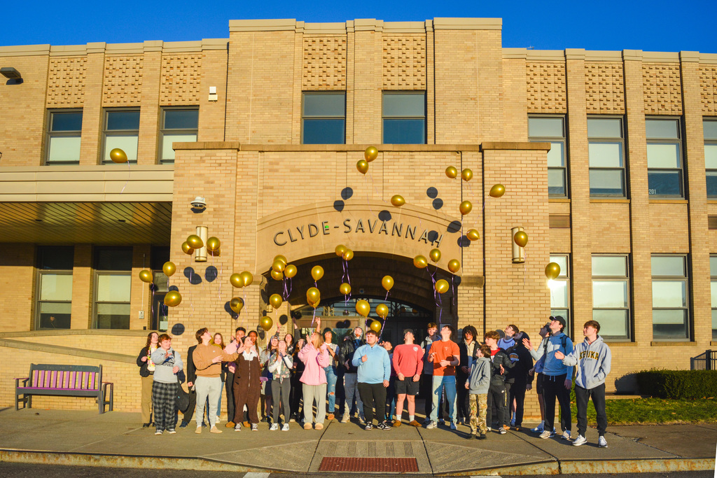 clyde-savannah seniors release balloons