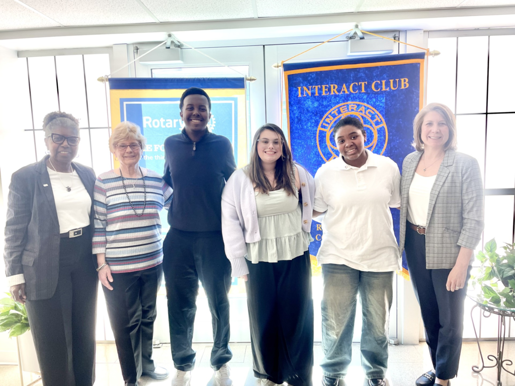 Contestants and judges together for a picture.