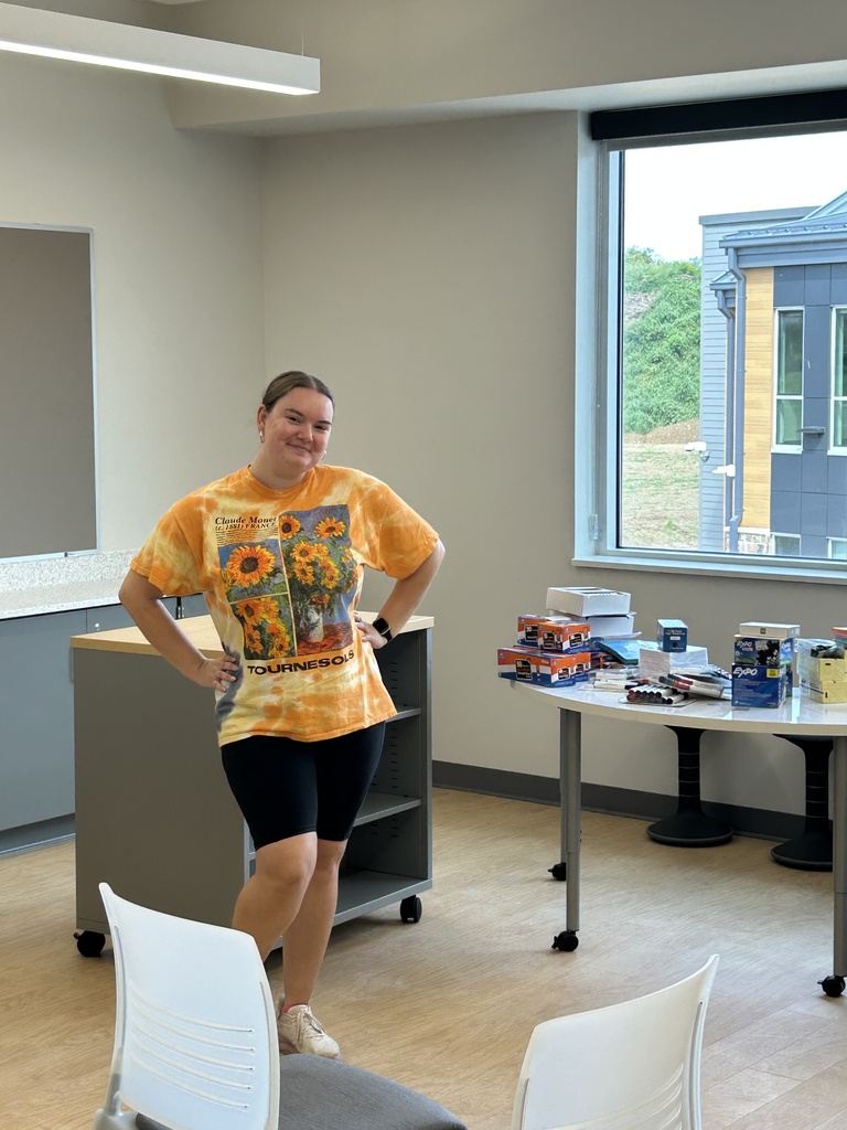 Doe Run Elementary Teachers setting up pic#6