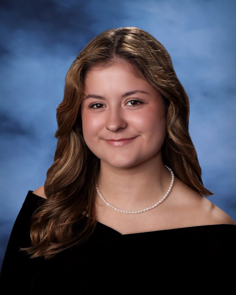 senior portrait of Madelyn Elmore