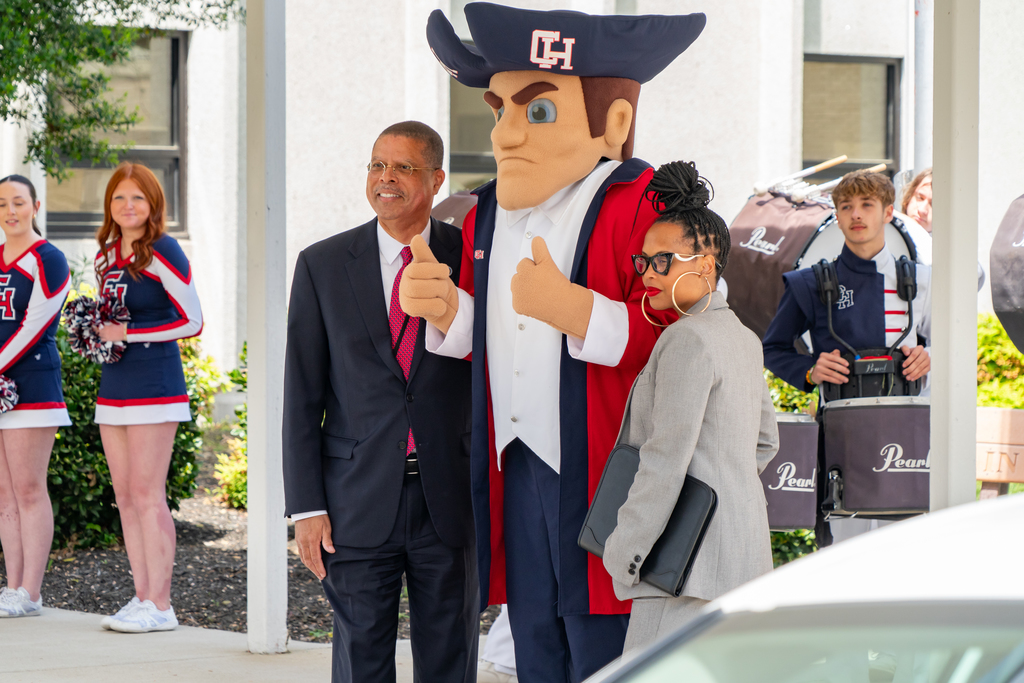 2 State Leaders with the Colonial Man