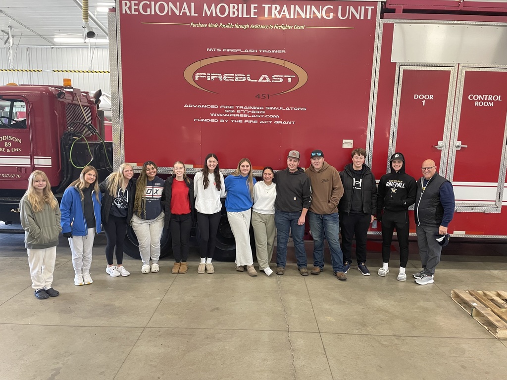 Leadership students at food pantry 