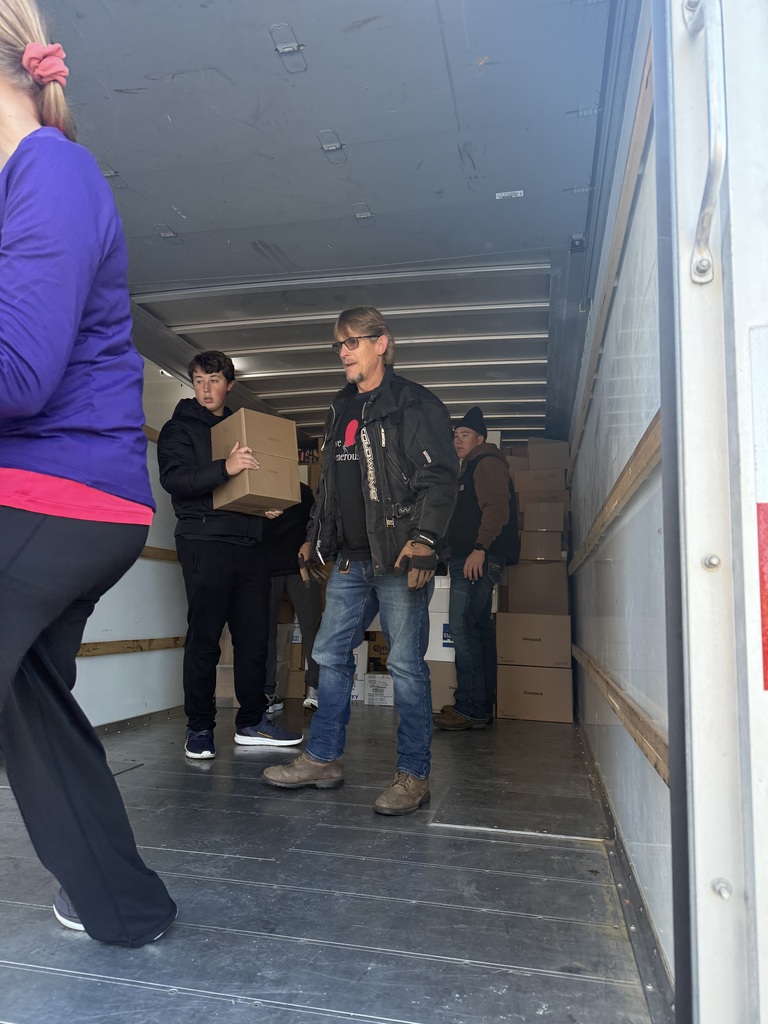 Leadership students at food pantry 