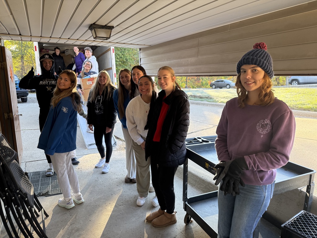 Leadership students at food pantry 