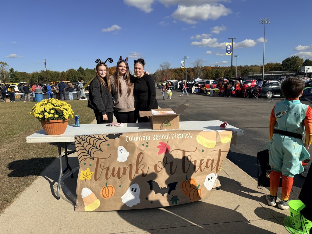 Leadership students at trunk or treat 