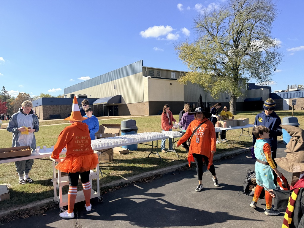 Leadership students at trunk or treat 