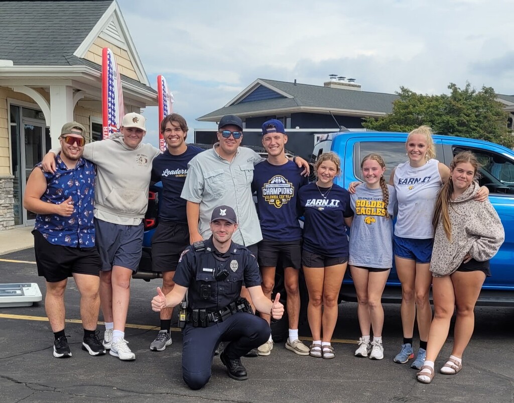 Leadership and Senate Students posing with Officer Keegan