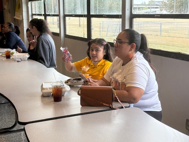 Students enjoy a meal with their parent/guardian. 