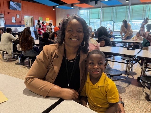 Dr. Robinson enjoys lunch with a Cook Elementary student. 