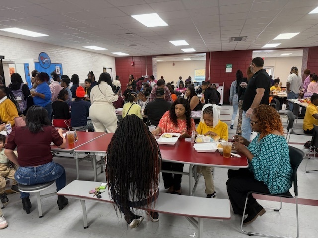 Hunt Intermediate students enjoyed a Thanksgiving lunch with their family at school.