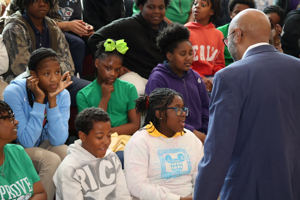 Columbus Mayor Stephen Jones give a prize to a Hunt student at an Earth Day event.