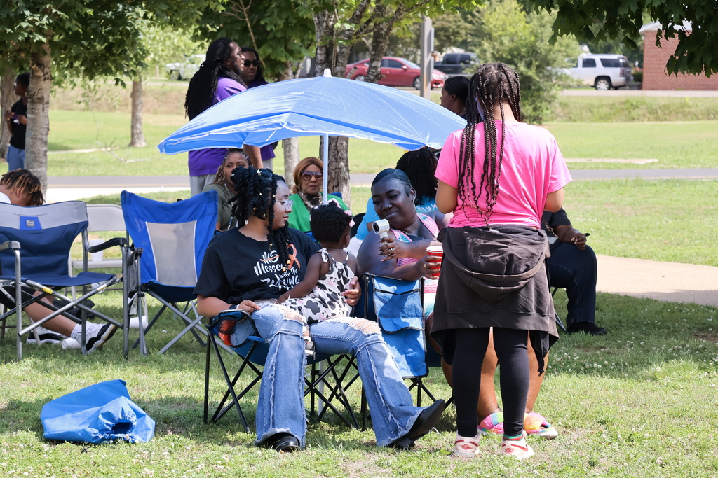 People found ways to be cool at the "Meet the Coach" event this past weekend.