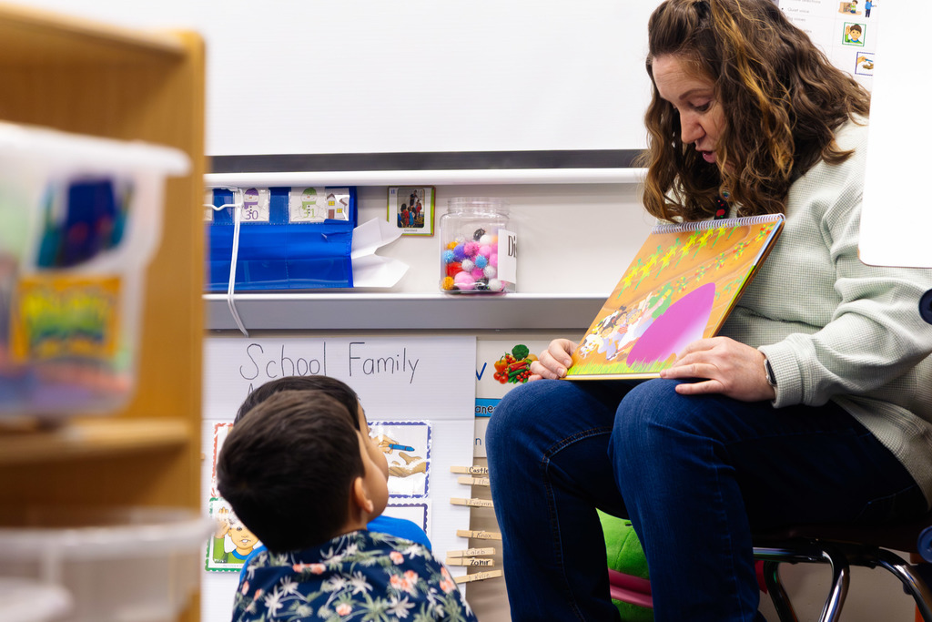 teacher telling her class a story about a farm