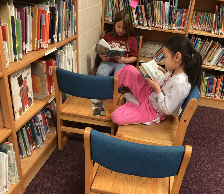 Students reading for DEAR minutes